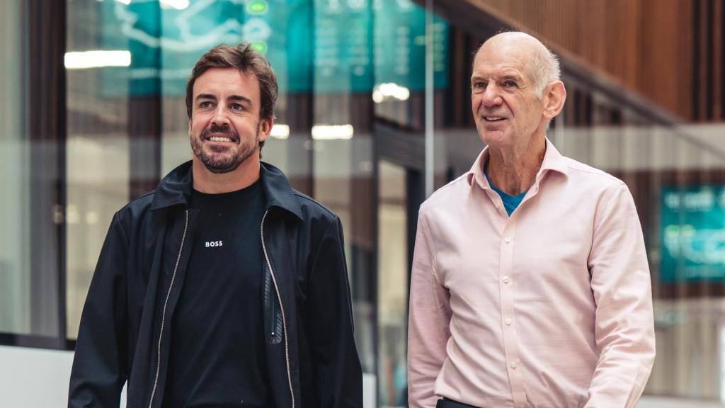Fernando Alonso y Adrian Newey en la fábrica de Aston Martin en Silverstone.