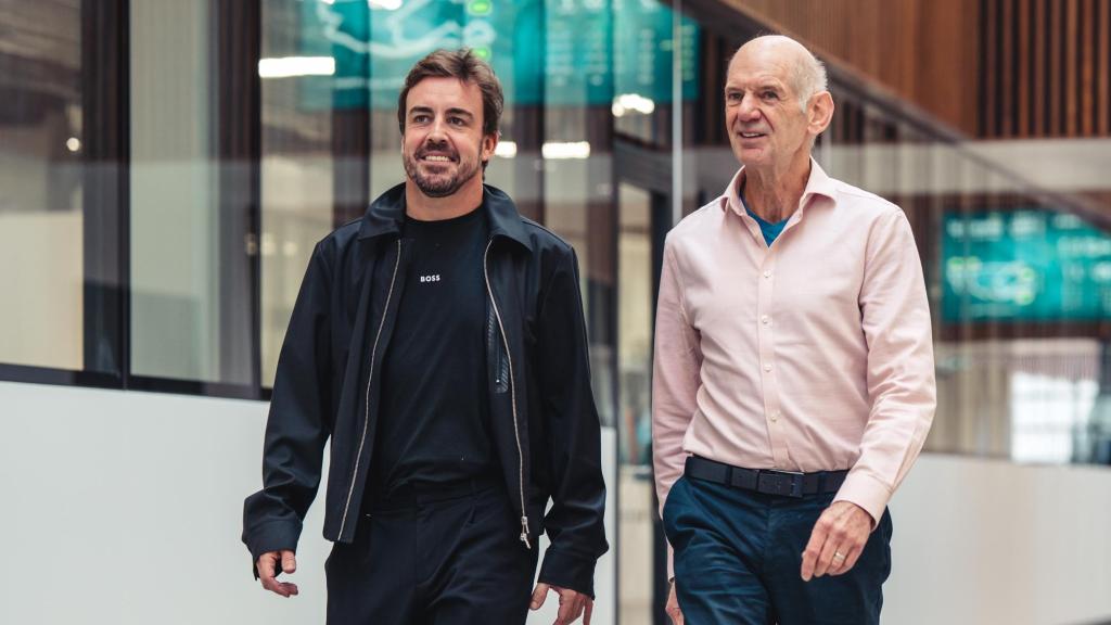 Fernando Alonso y Adrian Newey en la fábrica de Aston Martin en Silverstone.