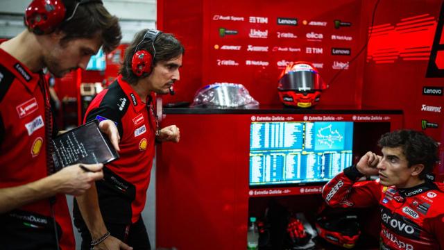 Marc Márquez: junto a los ingenieros de Ducati..