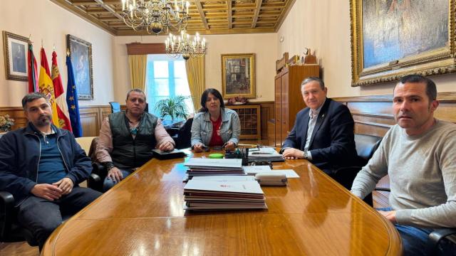 El presidente de la Diputación de Zamora, Javier Faúndez, se reúne con los representantes sindicales de los trabajadores del Centro de Tratamiento de Residuos de Zamora