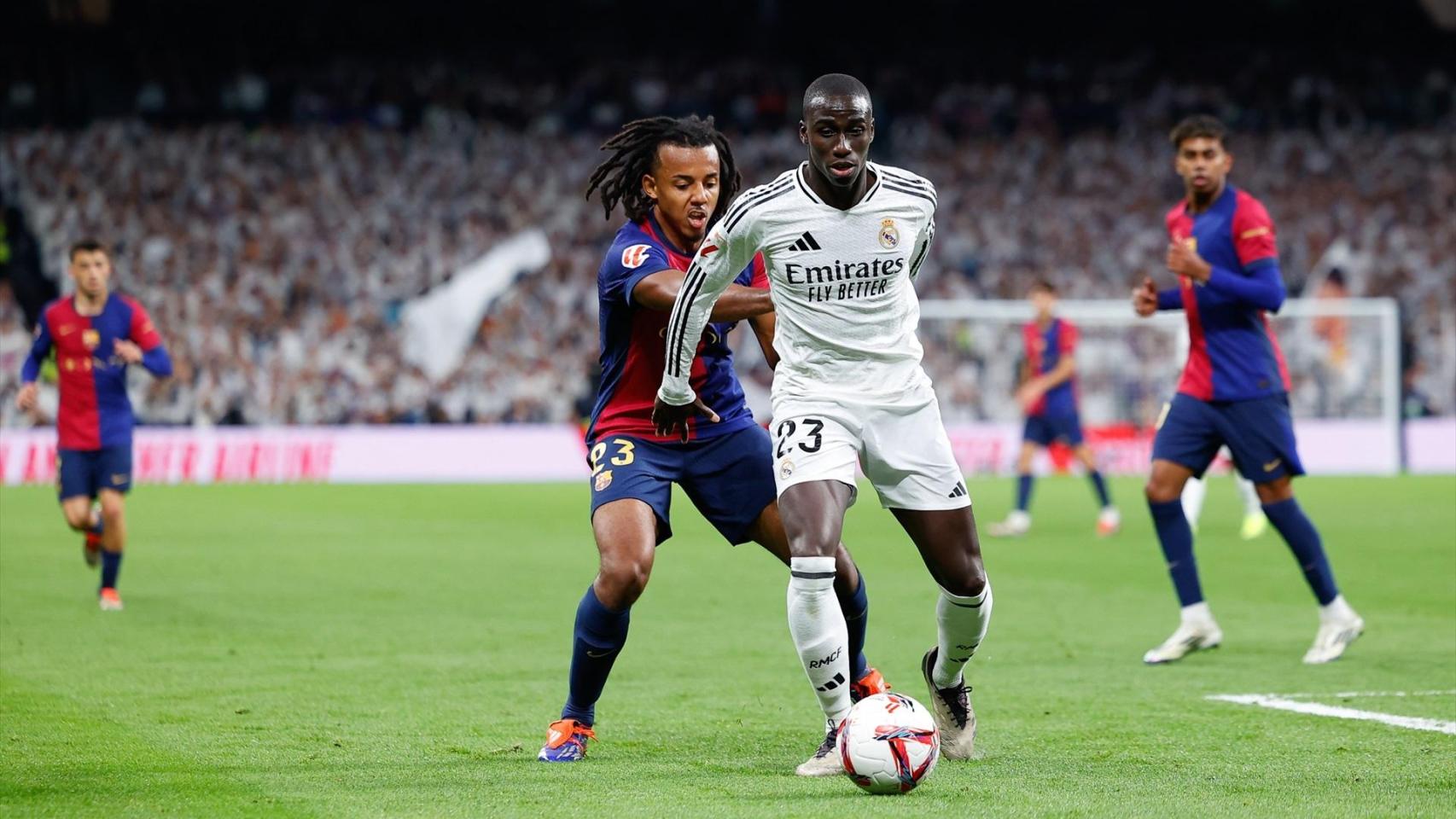 Ferland Mendy, presionado por Jules Koundé en el Clásico de La Liga en el Bernabéu.