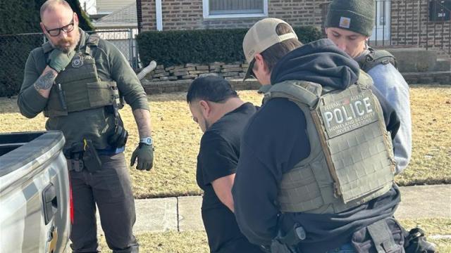 Agentes del ICE deteniendo a un hombre de origen hispanoamericano el 26 de enero de 2025.