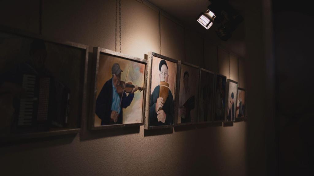 Autorretratos al óleo de Mateo tocando sus distintos instrumentos.