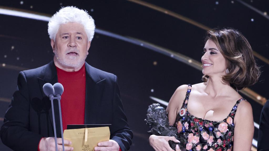 Penélope Cruz y Pedro Almodóvar, en la 38º edición de los Premios Goya, en Valladolid, en 2024.
