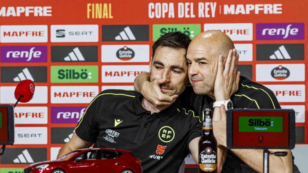 González Fuertes anima a De Burgos Bengoetxea en la rueda de prensa previa a la final de la Copa del Rey.