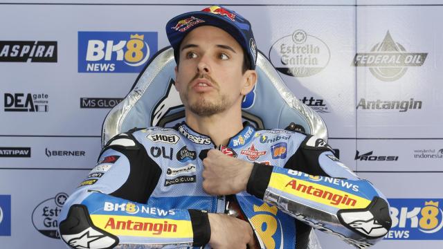 Álex Márquez se prepara para salir a pista, en la primera jornada de entrenamientos en el circuito de Jerez.