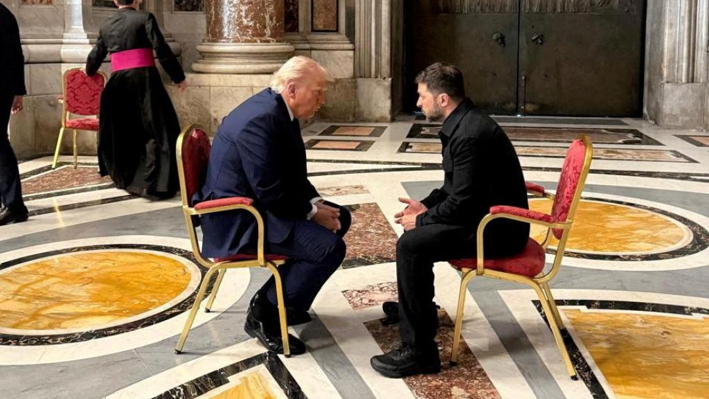 Trump y Zelenski en el funeral.