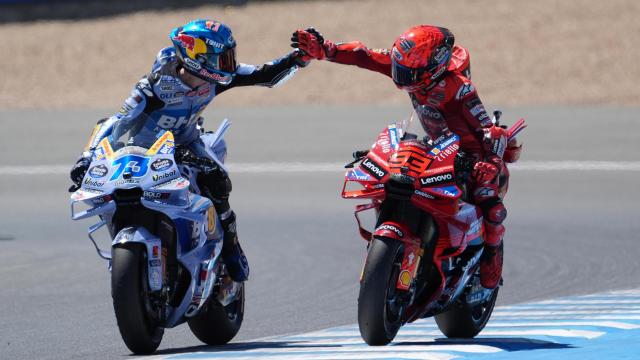 Álex Márquez felicita a su hermano Marc tras la victoria conseguida en la carrera al sprint, en el circuito de Jerez.