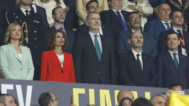 El rey Felipe VI, durante el himno de España en la final de la Copa del Rey