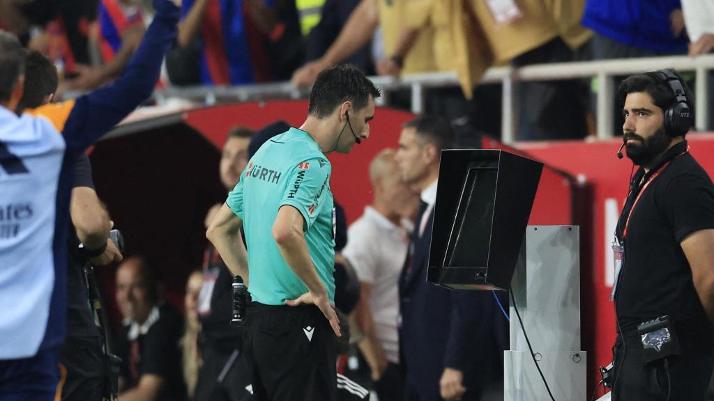 Ricardo de Burgos Bengoetxea consulta el VAR por un posible penalti sobre Raphinha en el último minuto del partido