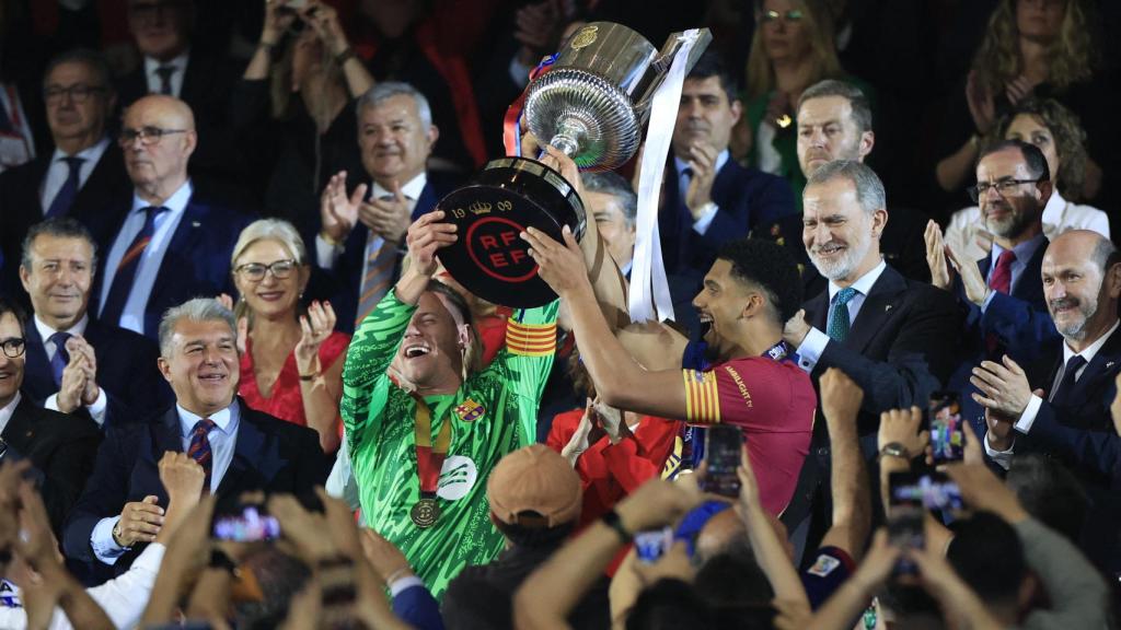 Ter Stegen y Araujo levantan el título de la Copa del Rey.