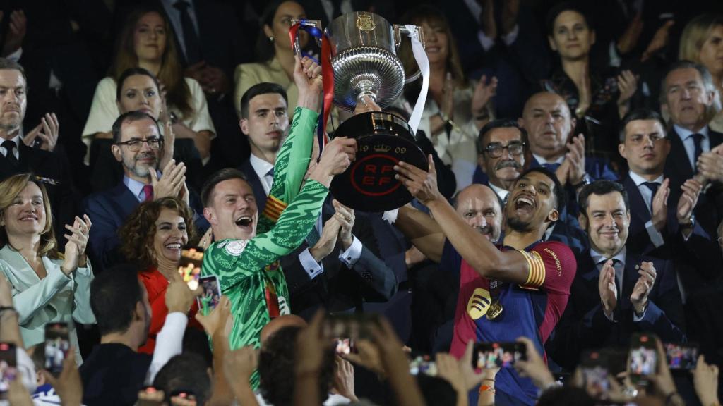 Ter Stegen y Araujo levantan la Copa del Rey