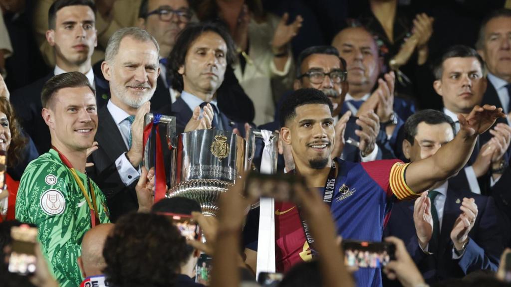 Ter Stegen y Araújo reciben el trofeo de la Copa del Rey de manos del rey Felipe VI