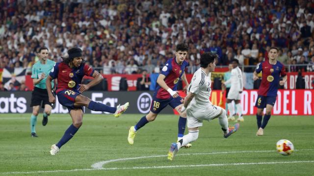 Momento en el que Koundé dispara para marcar y darle el título de la Copa del Rey al Barça.