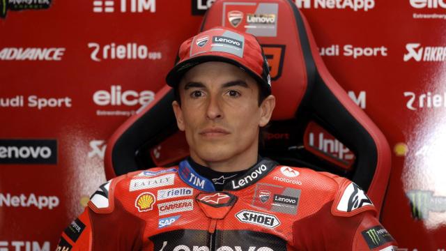 Un Marc Márquez espera en el box del equipo Ducati Lenovo, en el circuito de Jerez-Ángel Nieto.