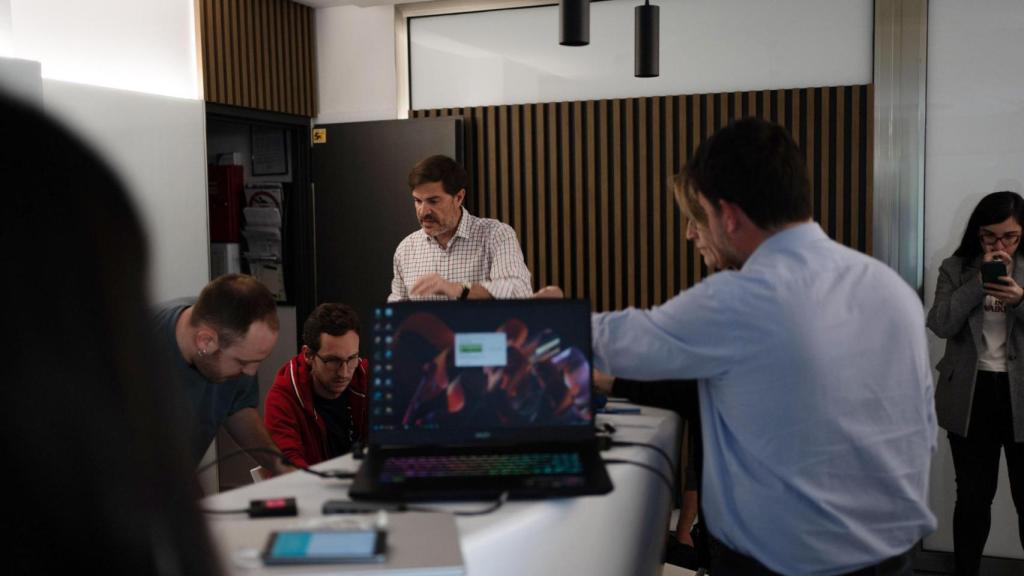 Redacción improvisada de EL ESPAÑOL durante el apagón.