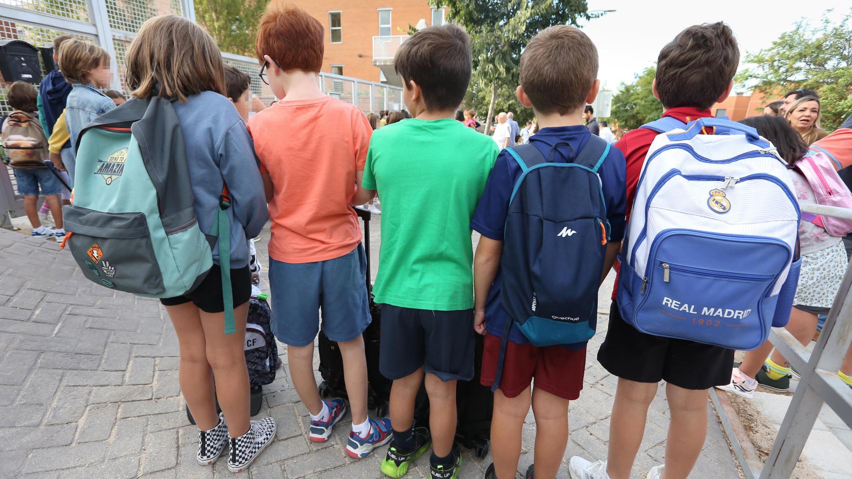 Varios alumnos a las puertas de un colegio de Toledo.