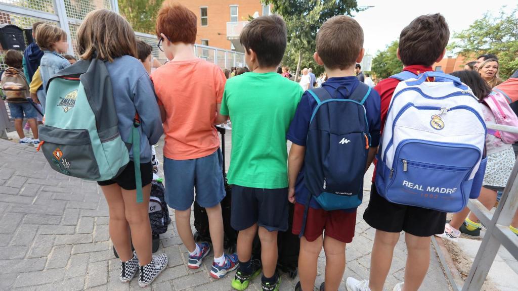 Varios alumnos a las puertas de un colegio de Toledo.