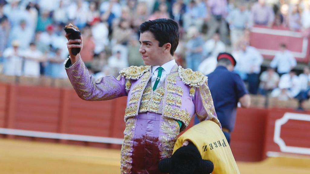 El novillero Marco Pérez pasea una oreja en Sevilla.