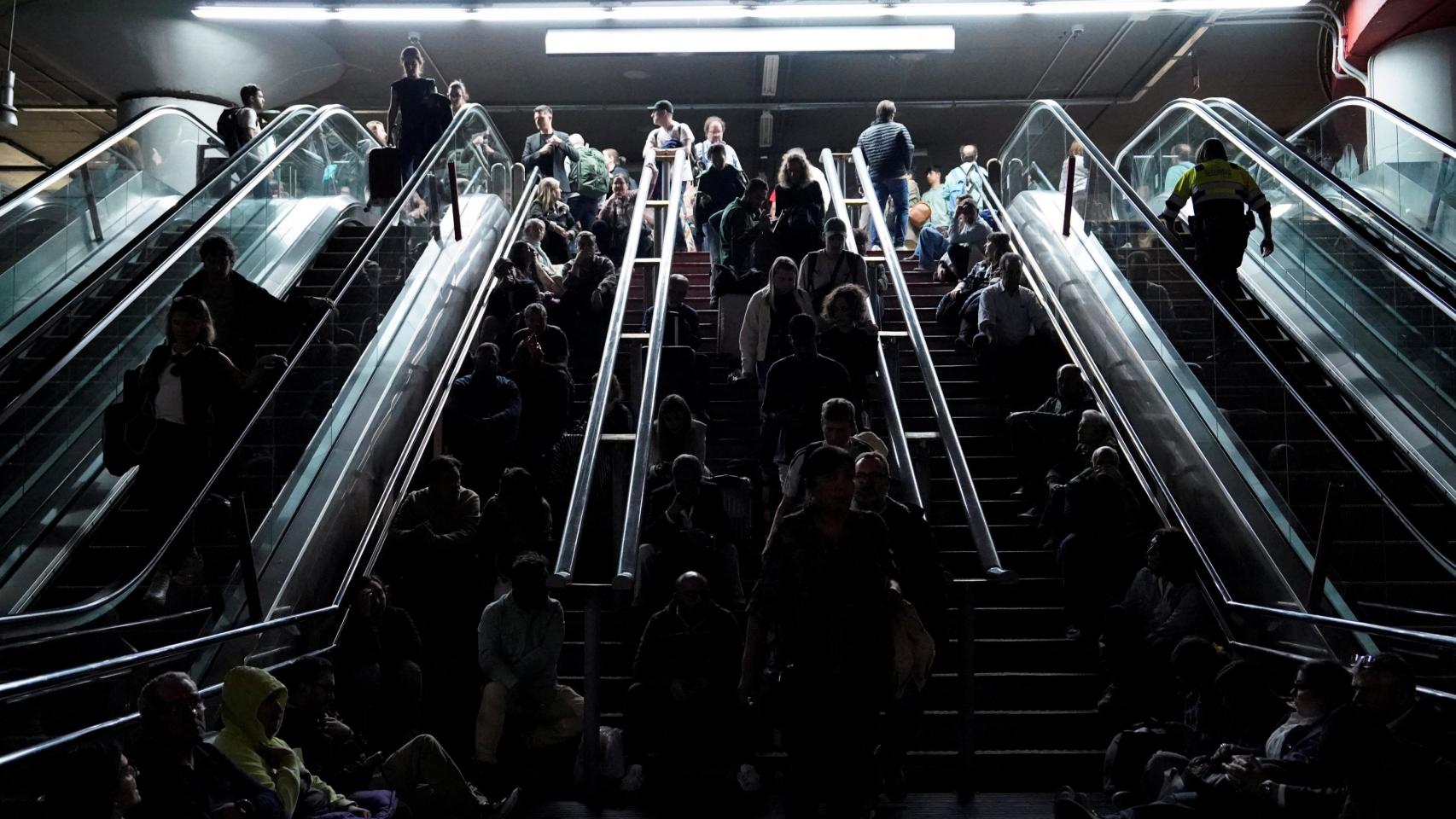 Escaleras de la Estación de Atocha, en Madrid, durante el apagón, este lunes.