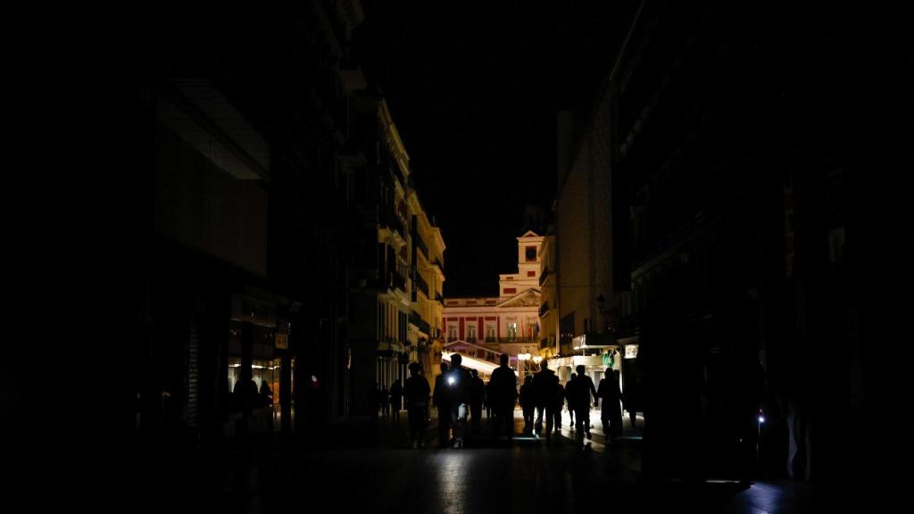 Una calle a oscuras durante el apagón.