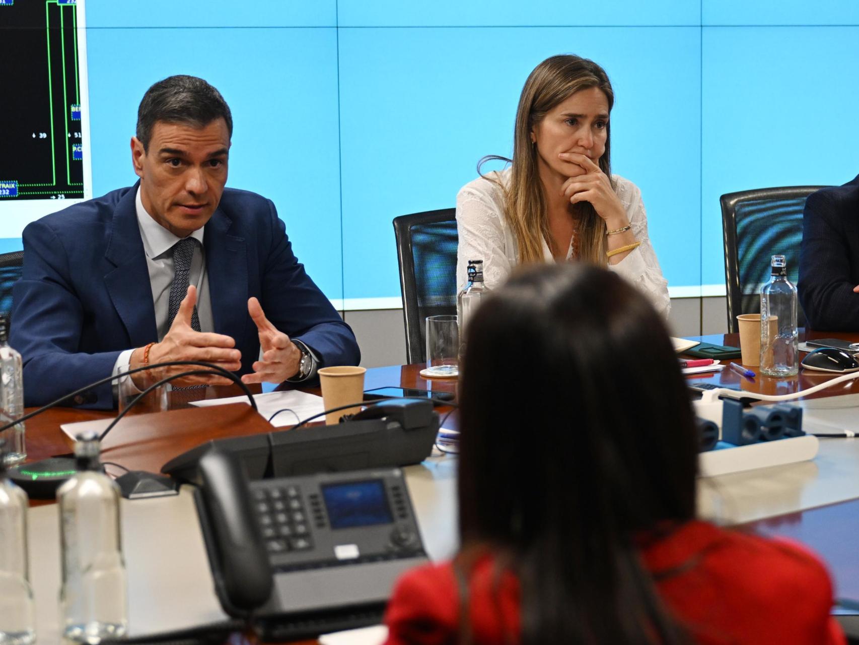 Pedro Sánchez y la ministra de Transición Ecológica, Sara Aagesen, conversan con la presidenta de Red Eléctrica, Beatriz Corredor.