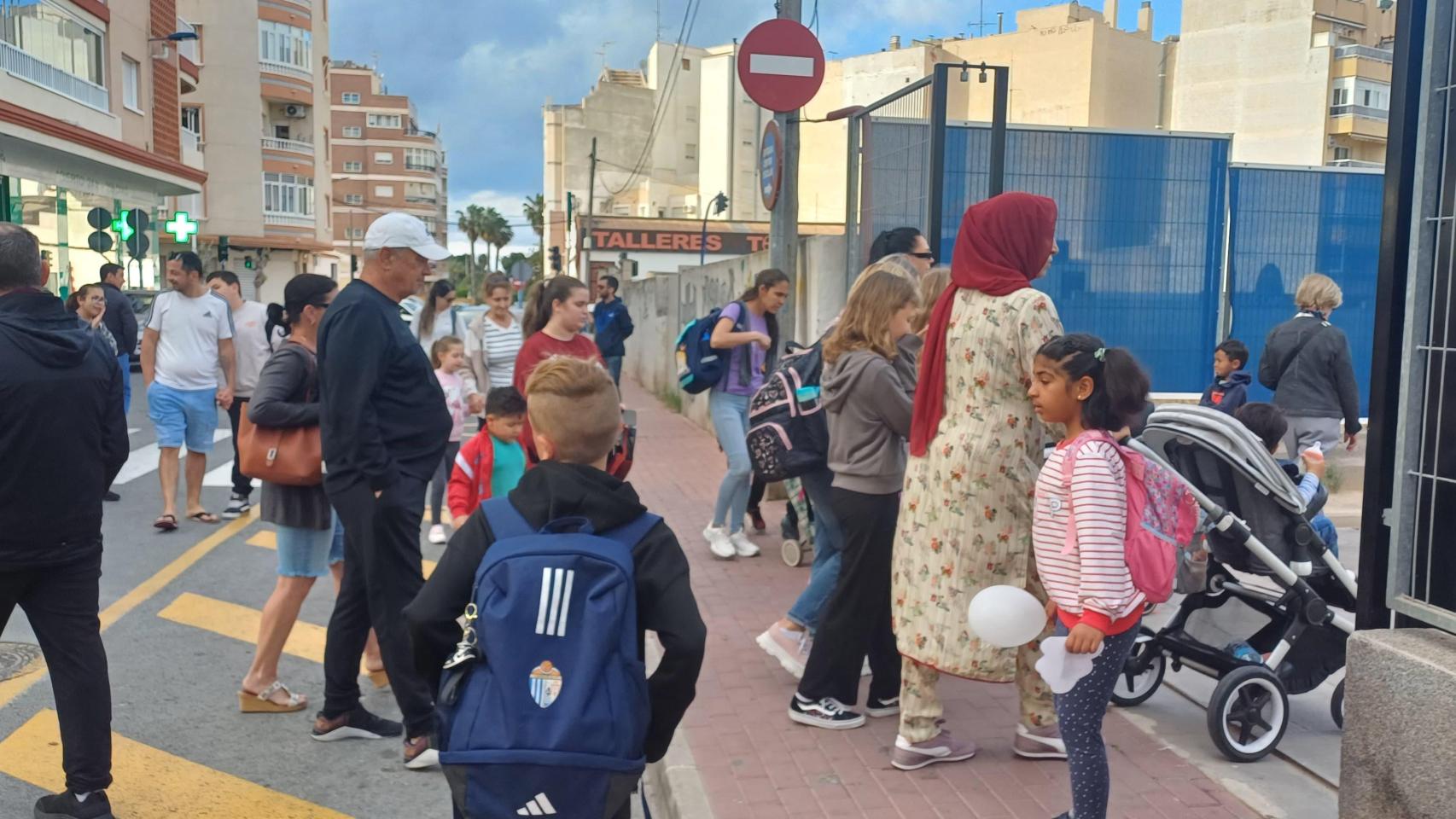 Las puertas del Colegio Acequión en Torrevieja, este martes a las 9 horas.