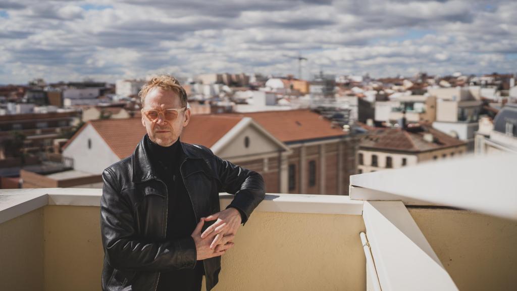 El diseñador Johannes Torpe posa para EL ESPAÑOL en una azotea de Madrid.