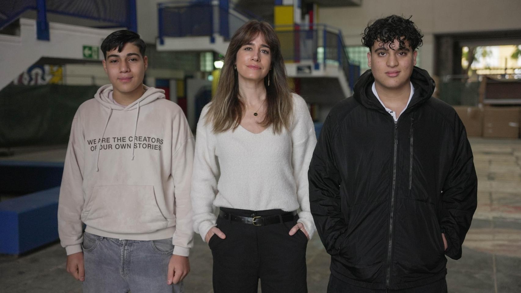 La periodista Isabel Jiménez posa junto a dos jóvenes de programa de la ONG Ayuda en Acción.