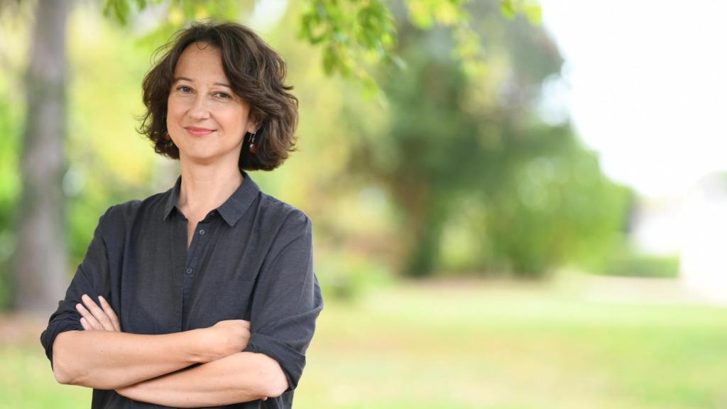Muriel Barbery, posando en una sesión de fotos.