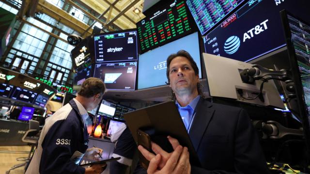 Varios operadores trabajan en el parqué de la Bolsa de Nueva York.