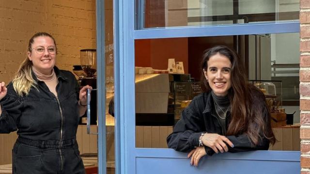 Lali y Agus en la entrada de Beik Beik, su obrador en Chamberí.