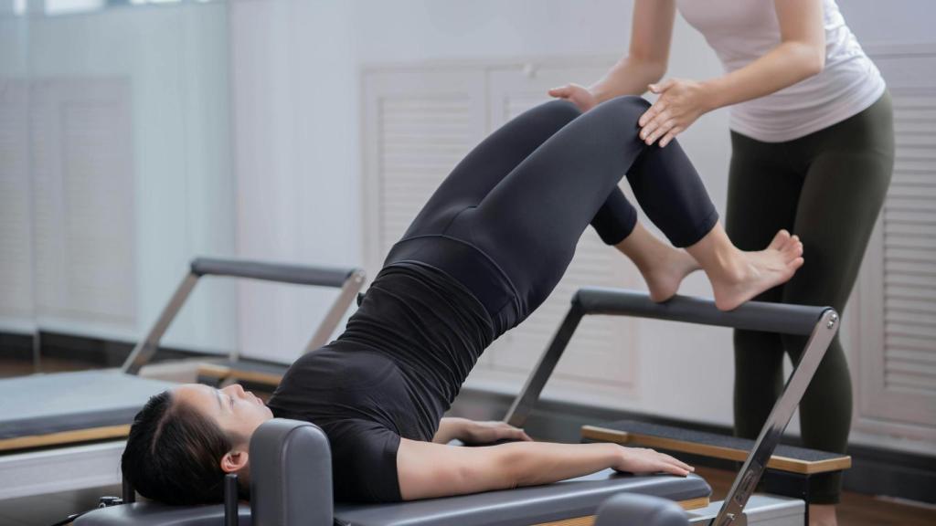 Practicar pilates reformer junto a tu madre o amigas puede ser un gran plan social.