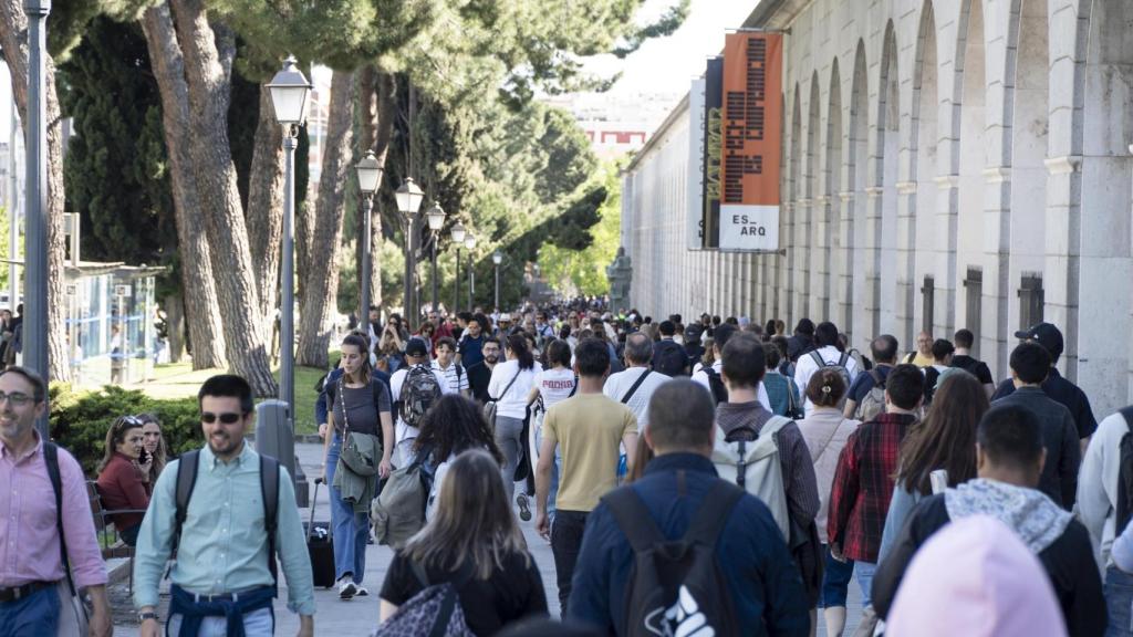 Aglomeración ordenada tras la evacuación de Nuevos Ministerios en Madrid.