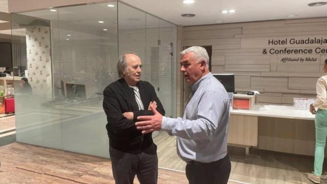 El cantante Joan Manuel Serrat con el presidente de la Diputación de Guadalajara, José Luis Vega.