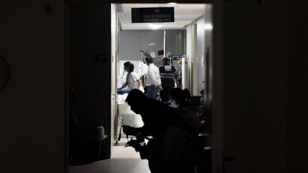 Pacientes esperan a ser atendidos a oscuras en un hospital este lunes.