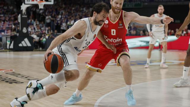 Sergio Llull, presionado por Thomas Walkup.