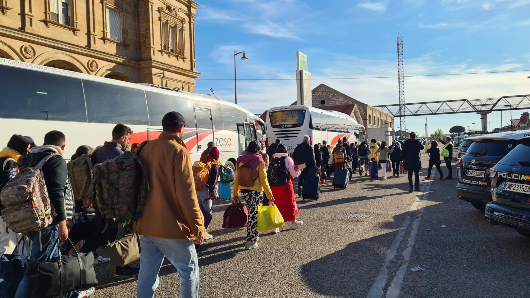 Pasajeros subiendo a los autobuses con destino Pontevedra desde la estación de tren de Zamora