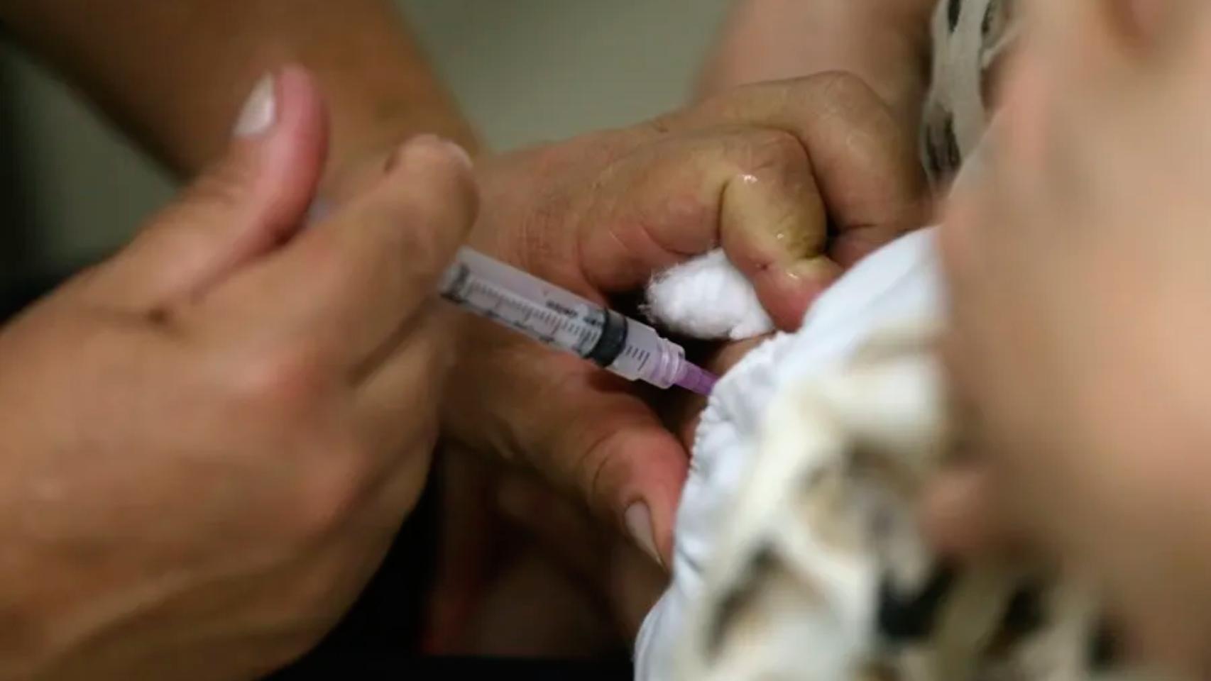 Imagen de archivo de una niña siendo vacunada del sarampión.