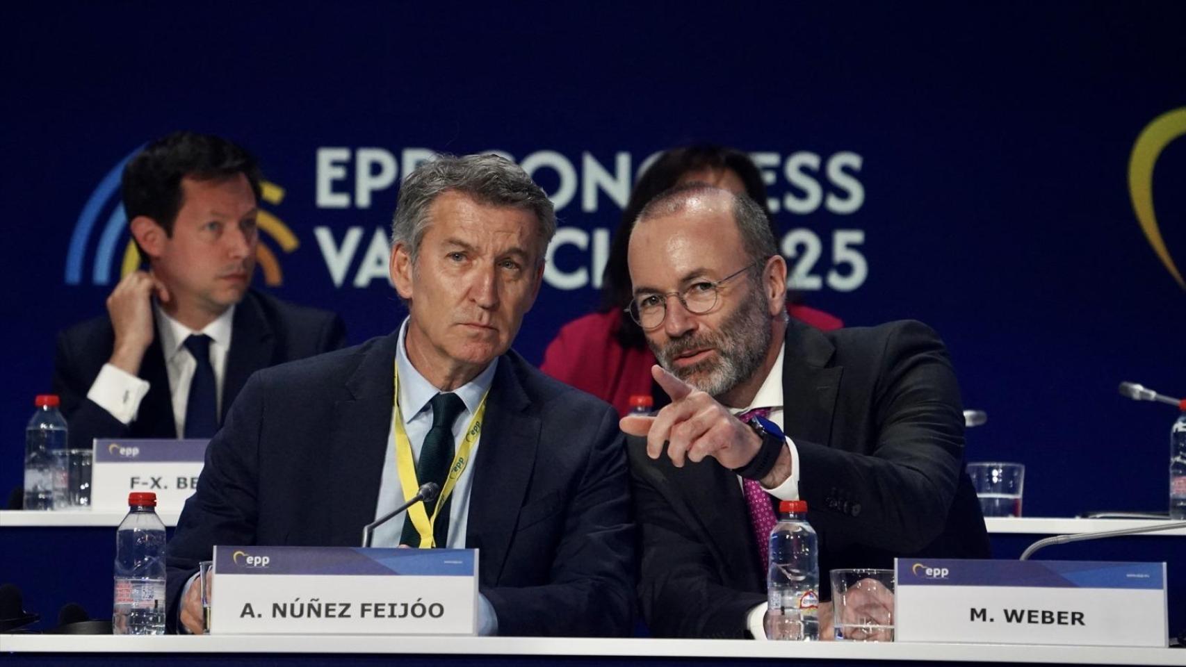 Manfred Weber, presidente del PPE, junto a Alberto Núñez Feijóo, líder del PP, este martes en el congreso de Valencia.