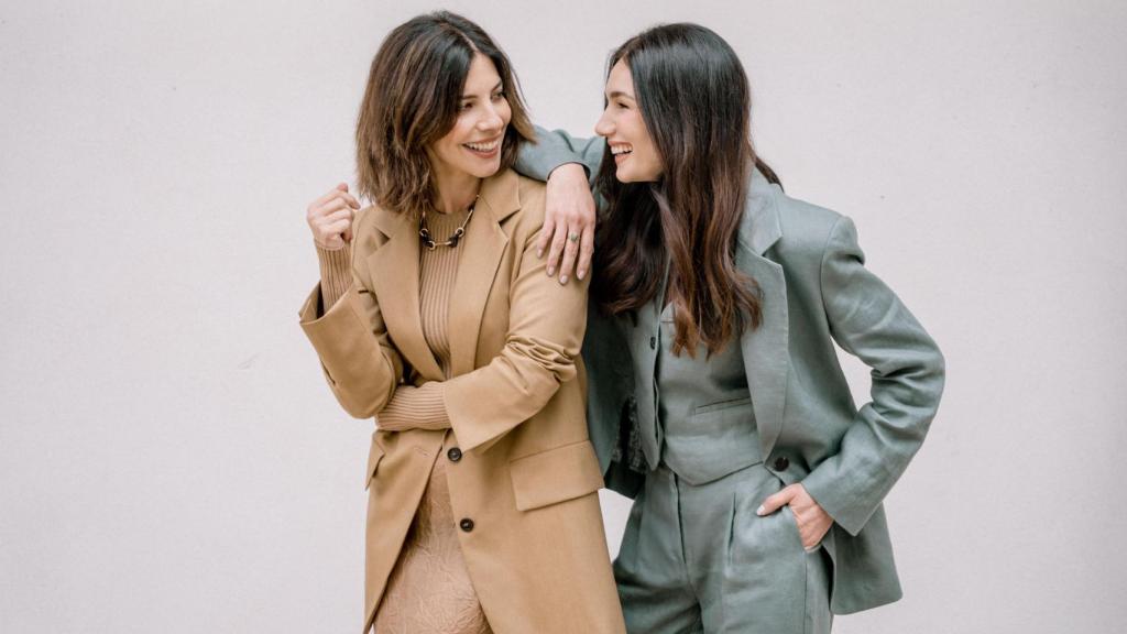 Las dos actrices posan para Magas.