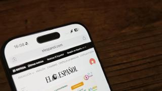 iPhone con la señal de conexión satelital para llamadas de emergencia y localización