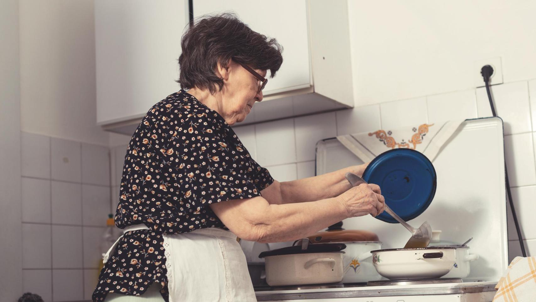 Imagen de archivo de una abuela cocinando.