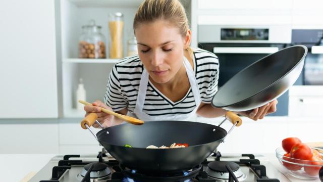 Imagen de archivo de una persona cocinando.