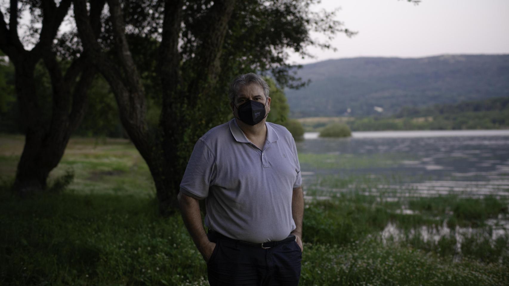 Pablo Álvarez, presidente de la asociación de vecinos de As Conchas, junto al embalse.