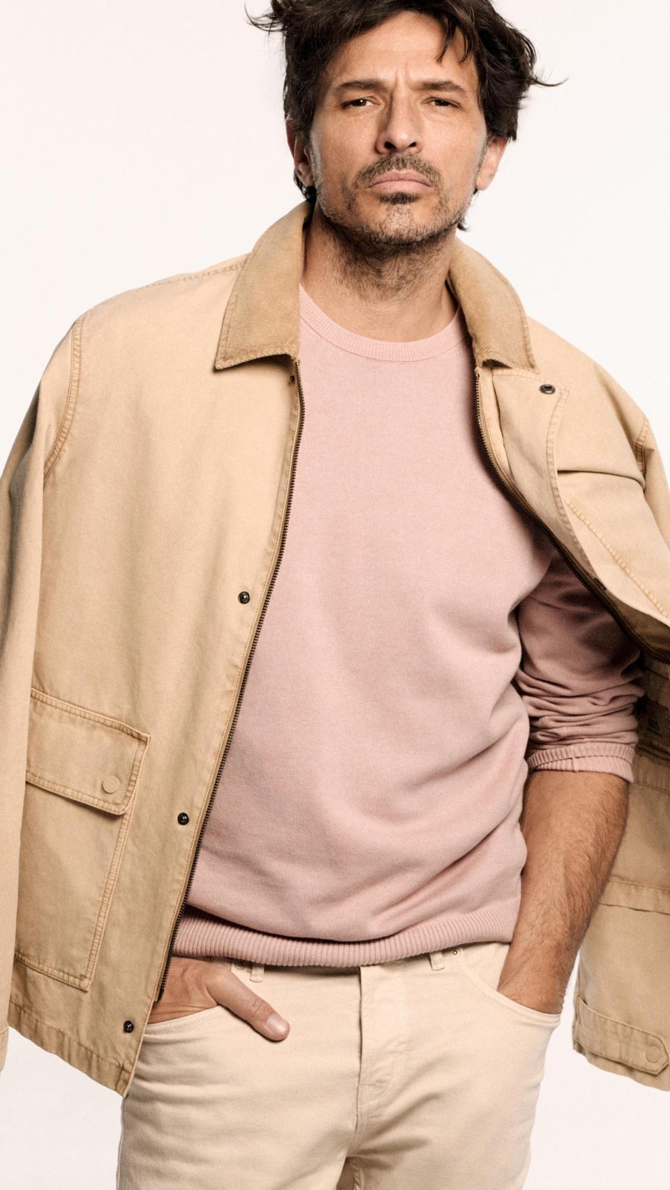 Andrés Velencoso con prendas de nueva colección.