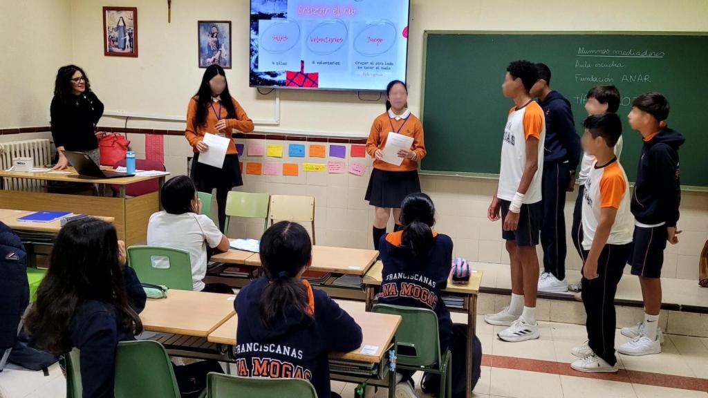 Graciela Sánchez Ramos, directora de educación de la Fundación ANAR, impartiendo un taller en un centro.
