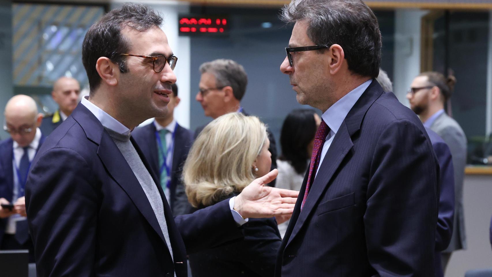 El ministro de Economía, Carlos Cuerpo, conversa con su homólogo italiano, Giancarlo Giorgetti, durante una reunión del Ecofin