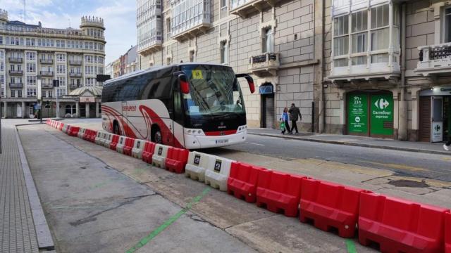 Un autobús escolar circula hacia el Paseo Marítimo por Modesta Goicouría, donde aún no se puede estacionar.