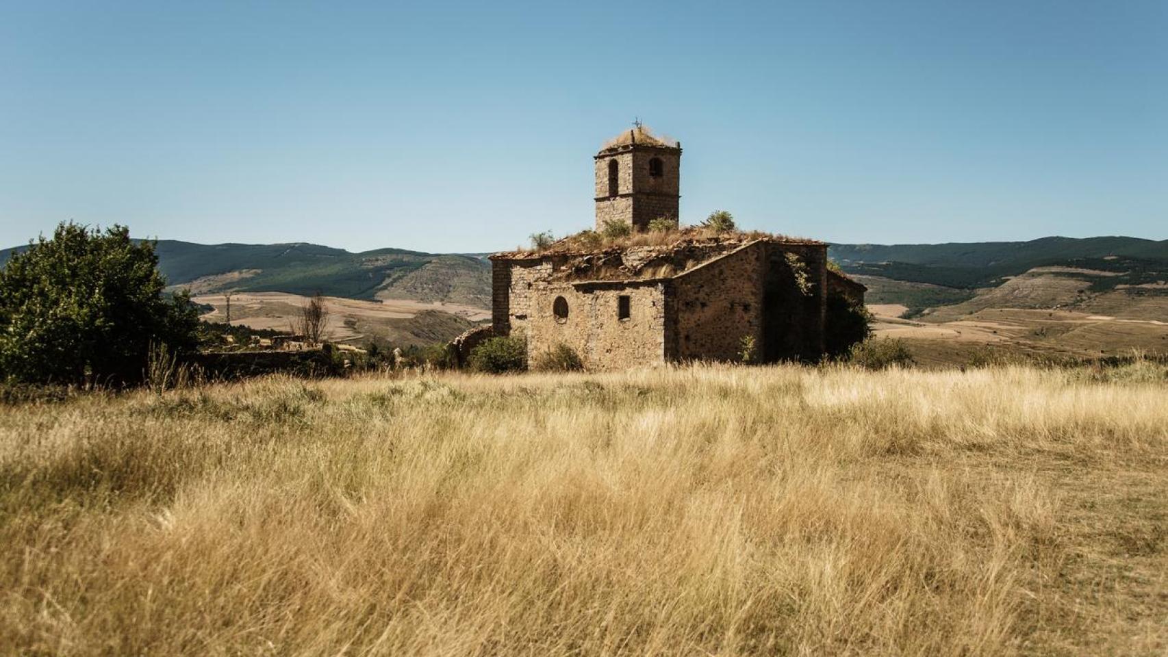 Pueblo e iglesia abandonados en la provincia de Soria.